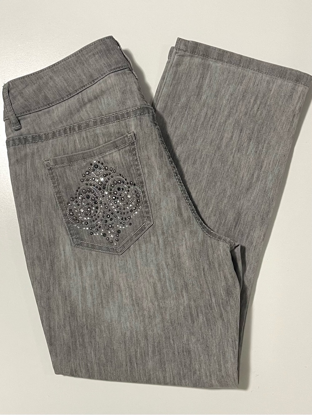 Chico's Ultimate Fit Capri - Rhinestone Pockets Grey Wash & Stretchy - Size 00